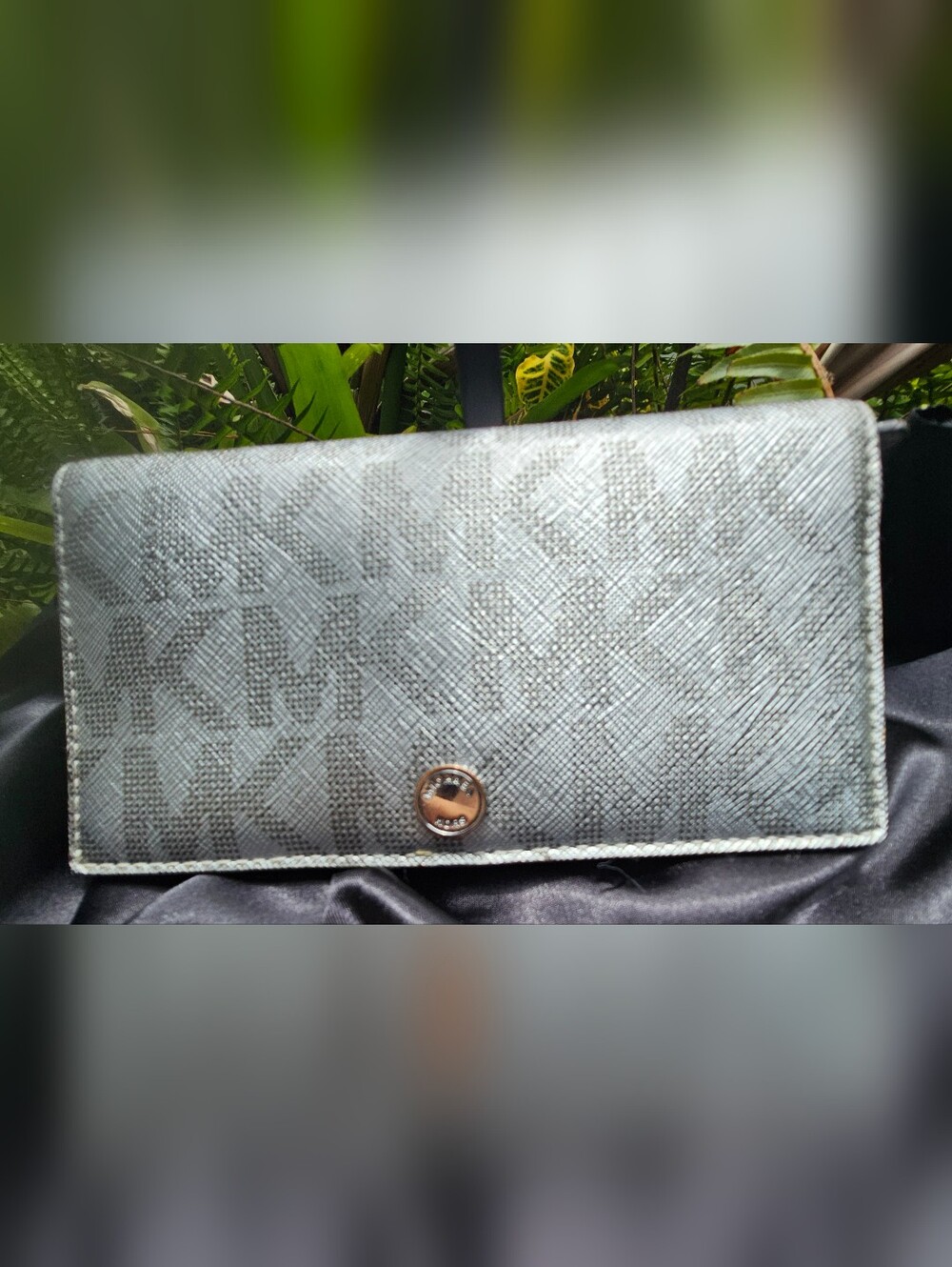 Michael Kors Jet Set Travel Silver Signature Bifold Wallet
